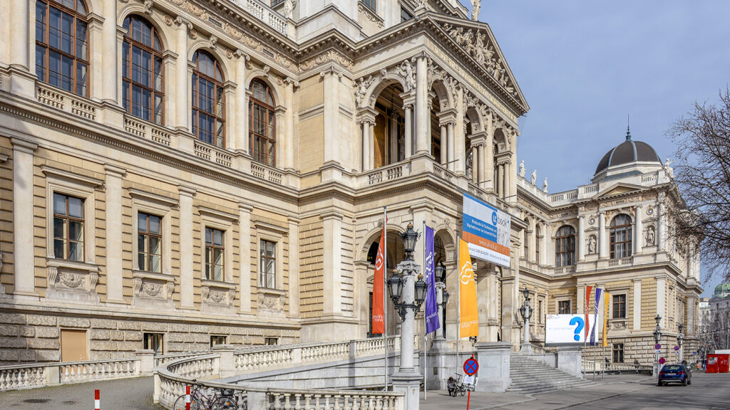 Das Bild zeigt den Eingang der Universität Wien am Opernring.