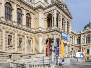Das Bild zeigt den Eingang der Universität Wien am Opernring.