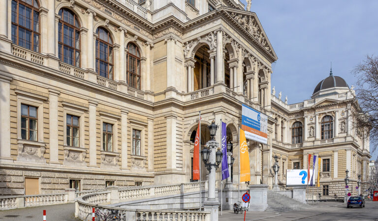 Das Bild zeigt den Eingang der Universität Wien am Opernring.