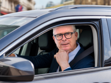 Das Bild zeigt Karl Mahrer bei der Parkplatzssuche.