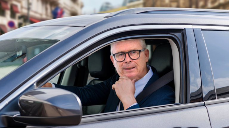 Das Bild zeigt Karl Mahrer bei der Parkplatzssuche.