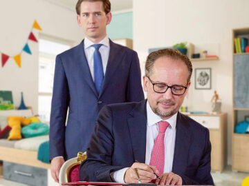 Das Bild zeigt Schallenberg wie er in einem Kinderzimmer etwas unterschreibt. Hinter ihm steht Kurz.