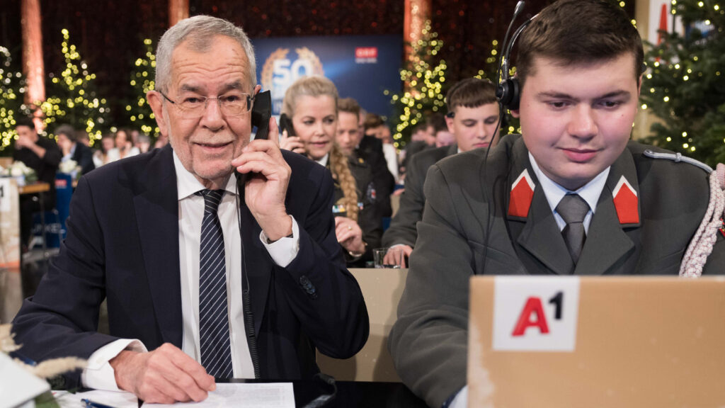 Das Bild zeigt Van der Bellen beim Telefonieren auf der Licht ins Dunkel Gala.