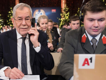 Das Bild zeigt Van der Bellen beim Telefonieren auf der Licht ins Dunkel Gala.