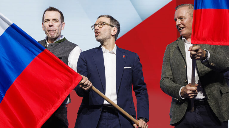 Das Bild zeigt Kickl, Kunasek und Vilimsky mit russischen Fahnen.