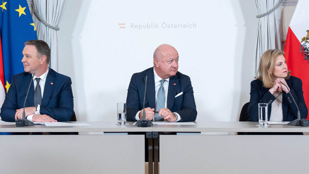 Das Bild zeigt Babler, Stocker und Meinl-Reisinger, wie sie alle in verschiedene Richtungen schauen.