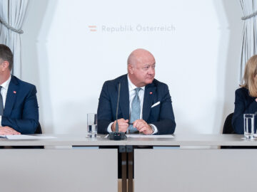 Das Bild zeigt Babler, Stocker und Meinl-Reisinger, wie sie alle in verschiedene Richtungen schauen.