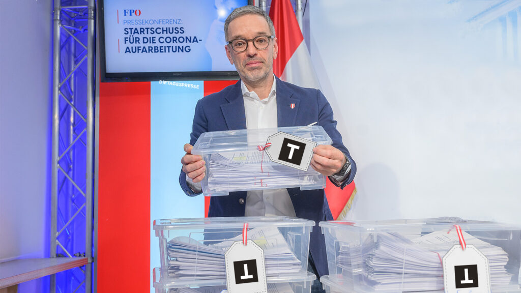 Das Bild zeigt Herbert Kickl mit Kisten voller Anfragen.