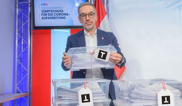 Das Bild zeigt Herbert Kickl mit Kisten voller Anfragen.