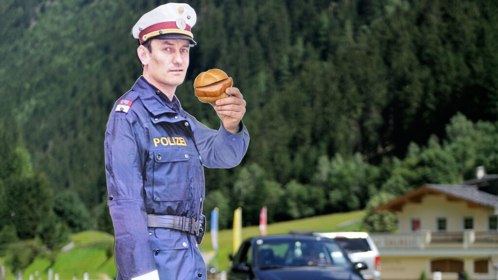 Papp-Polizist mit Leberkassemmel in der Hand