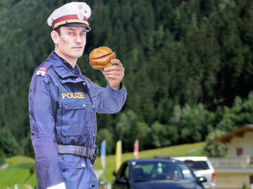 Papp-Polizist mit Leberkassemmel in der Hand