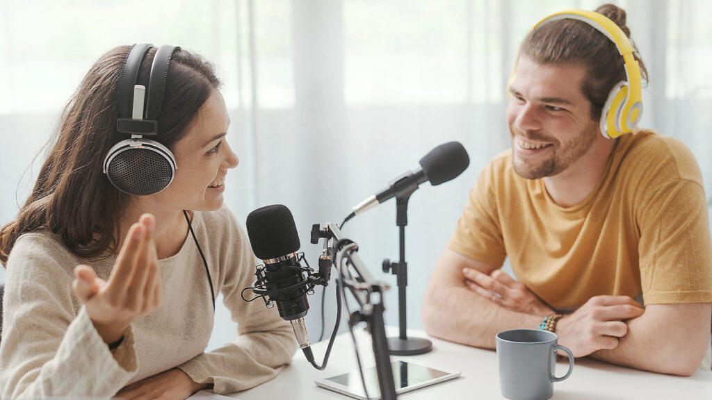Das Bild zeigt die Aufzeichnung eines Podcasts.