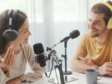 Das Bild zeigt die Aufzeichnung eines Podcasts.