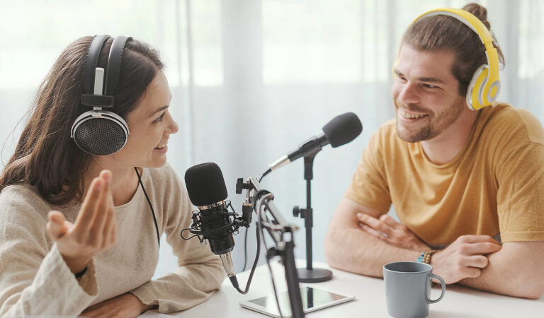 Das Bild zeigt die Aufzeichnung eines Podcasts.