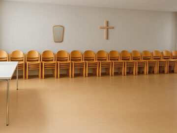 Leerer Pfarrsaal