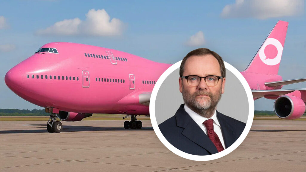 Das Bild zeigt eine pinke Boeing 747 sowie ein Bild von Sepp Schellhorn.