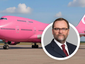 Das Bild zeigt eine pinke Boeing 747 sowie ein Bild von Sepp Schellhorn.