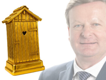 Gottfried Waldhäusl neben der goldenen Waldhäusl-Trophäe