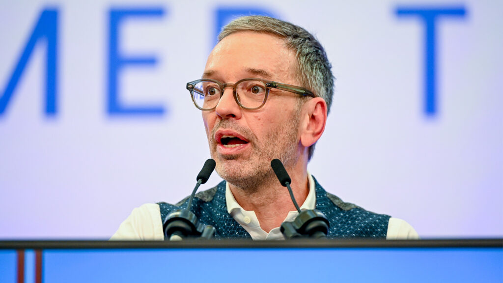 Das Bild zeigt einen erschrockenen Herbert Kickl.