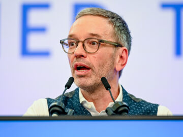 Das Bild zeigt einen erschrockenen Herbert Kickl.