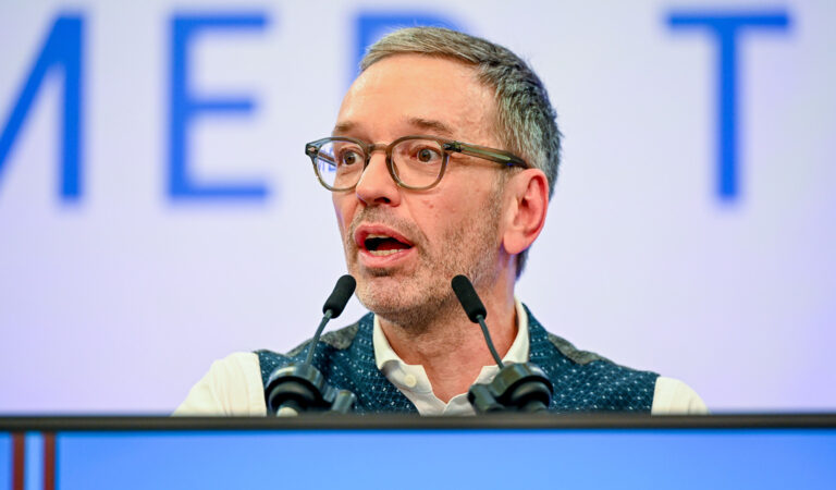 Das Bild zeigt einen erschrockenen Herbert Kickl.