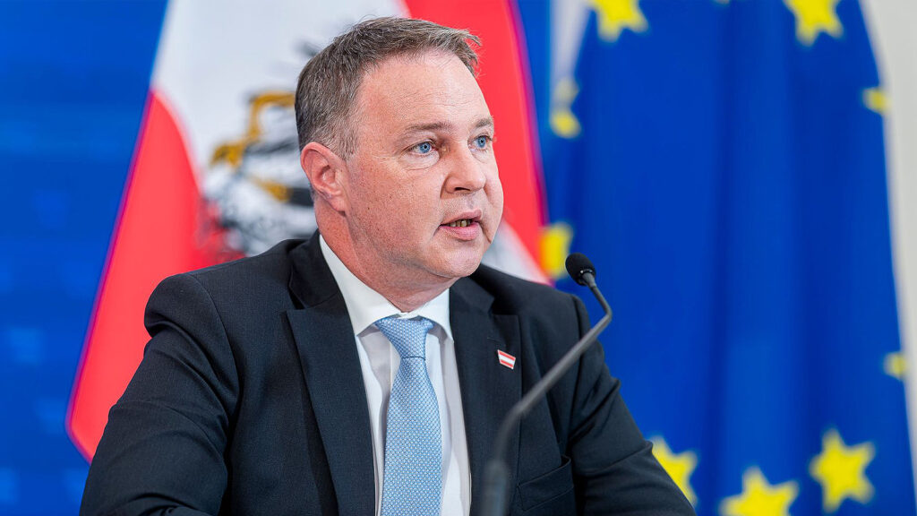 Das Bild zeigt Vizekanzler Andreas Babler bei einer Pressekonferenz.