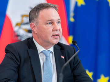 Das Bild zeigt Vizekanzler Andreas Babler bei einer Pressekonferenz.