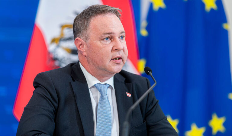 Das Bild zeigt Vizekanzler Andreas Babler bei einer Pressekonferenz.