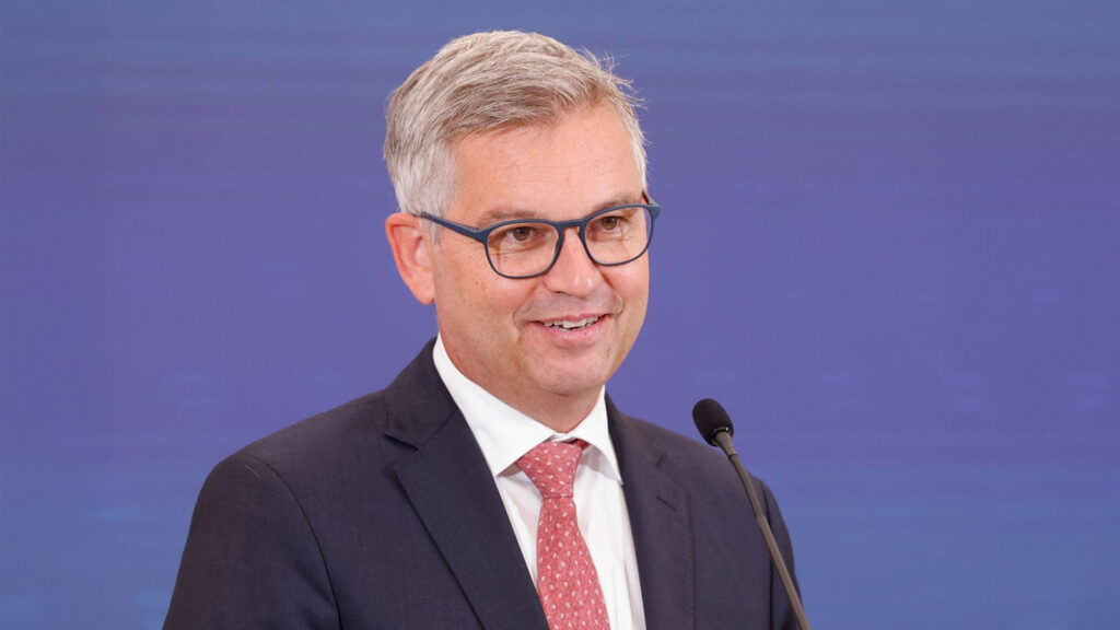 Das Bild zeigt Magnus Brunner mit verhaltenem Lächeln.