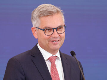 Das Bild zeigt Magnus Brunner mit verhaltenem Lächeln.