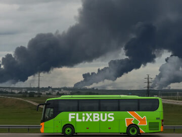 Flixbus vor verrauchter russischer Landschaft