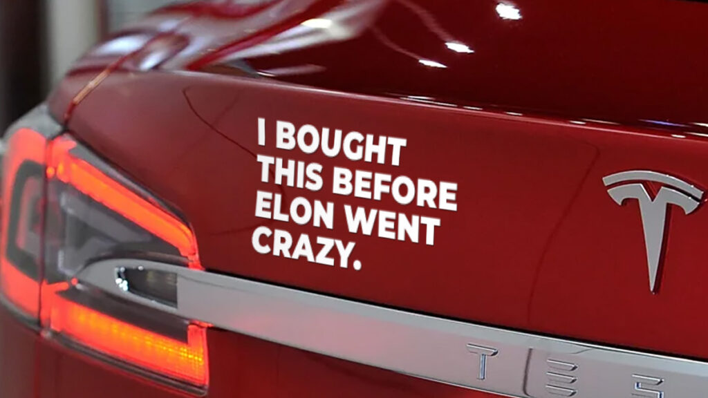 Roter Tesla mit Sticker drauf: "I bought this before Elon went crazy"