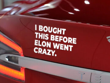 Roter Tesla mit Sticker drauf: "I bought this before Elon went crazy"