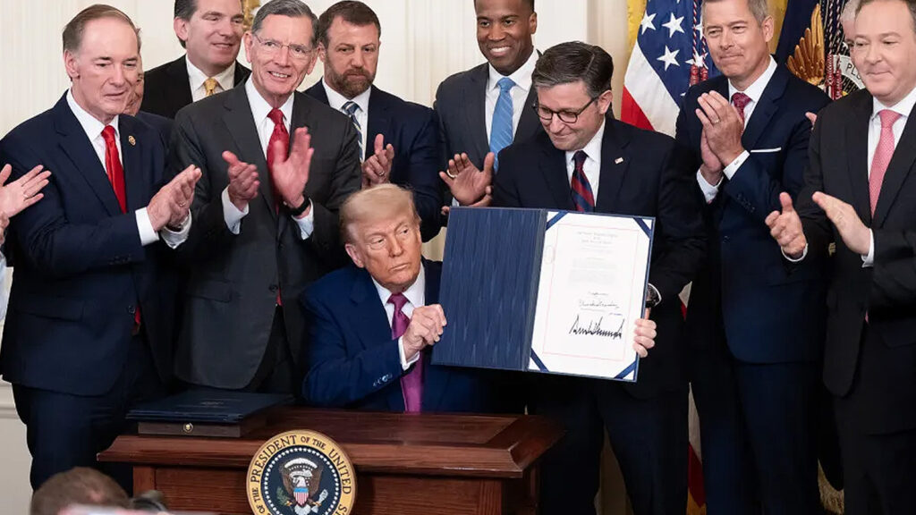 Das Bild zeigt Trump, umringt von Beratern, wie er seine Urkunde in die Kamera zeigt.