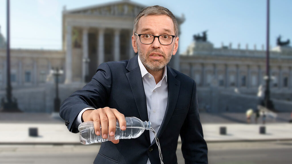 Das Bild zeigt Kickl vor dem Parlament, wie er eine Wasserflasche ausleert.
