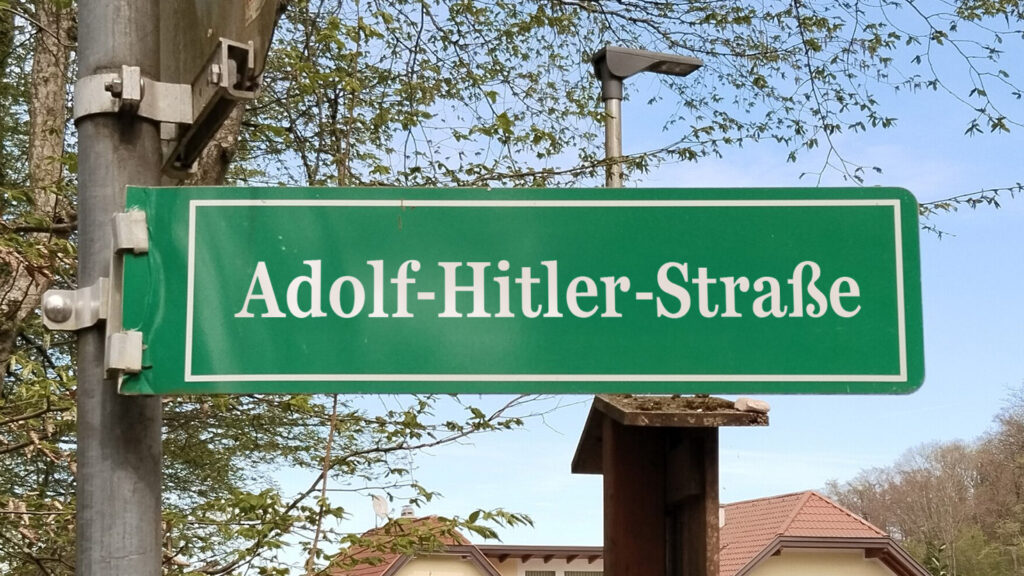 Straßenschild in Braunau mit der Aufschrift "Adolf-Hitler-Straße"