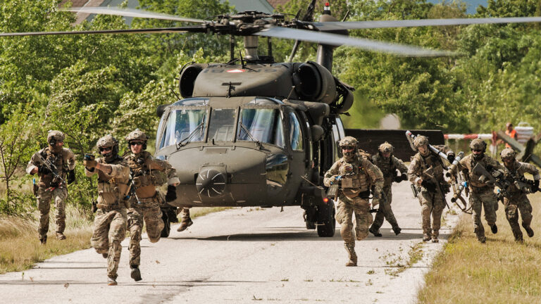 Soldaten stürmen aus einem Hubschrauber des Bundesheers