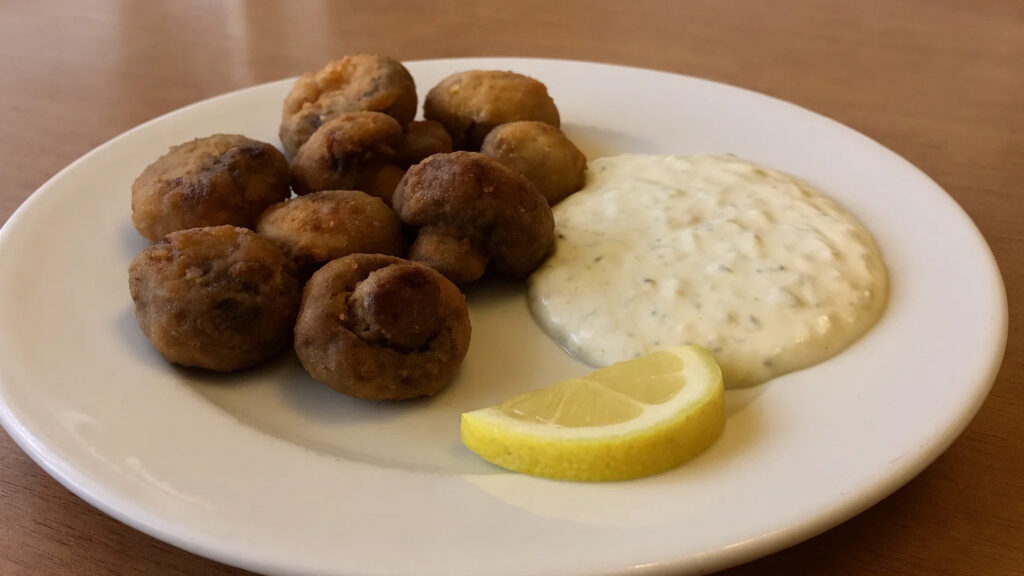 Traurige Champignons auf einem Teller