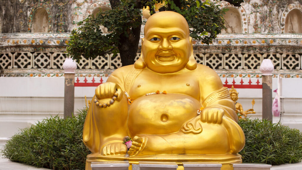 Das Bild zeigt eine goldene Buddha-Statue.