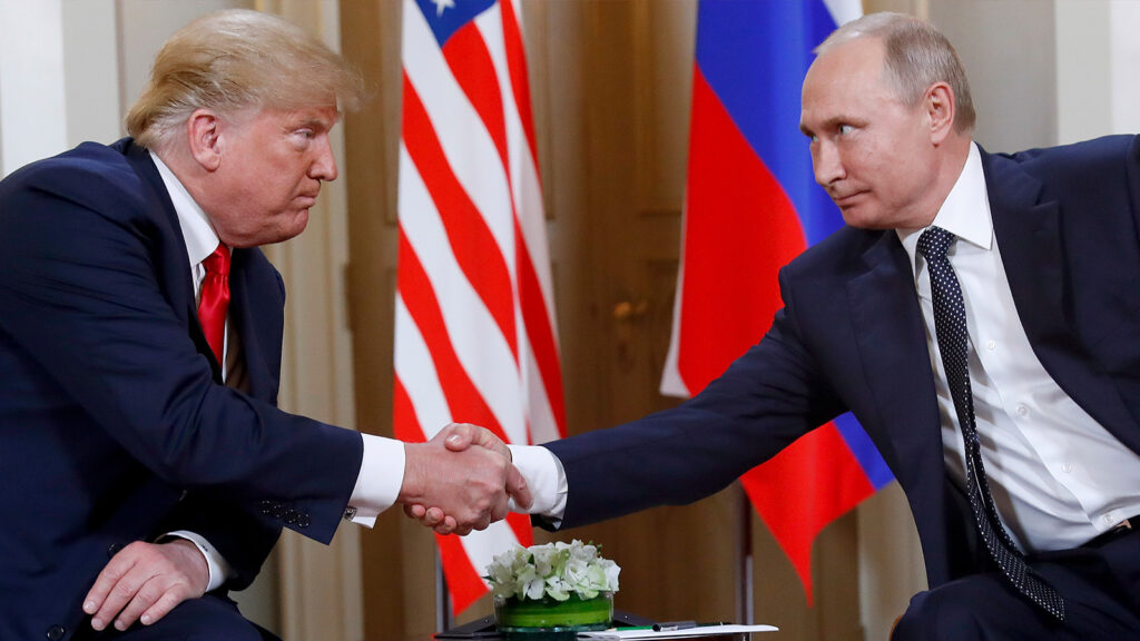 Das Bild zeigt Trum und Putin bei einem Handschlag.