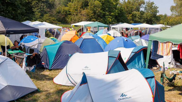 Das Bild zeigt den Campingplatz des Frequency Festivals.