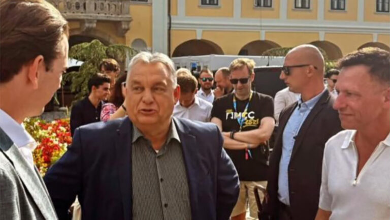 Kurz steht neben Orbán und Peter Thiel und plaudert