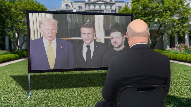 Das Bild zeigt Christian Stocker auf dem Rasen des Weißen Hauses. Man sieht seinen Rücken und wie er auf eine Leinwand schaut.