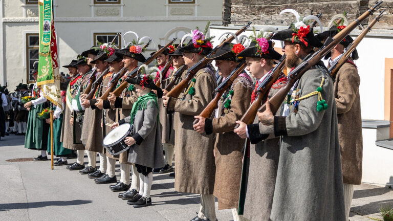 Das Bild zeigt die Tiroler Schützen beim Spalier stehen.