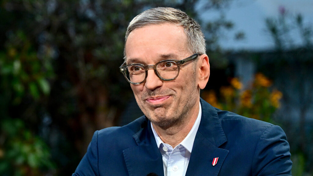 Herbert Kickl lächelt