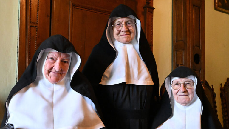Das Bild zeigt die drei Nonnen des Kloster Goldensteins.