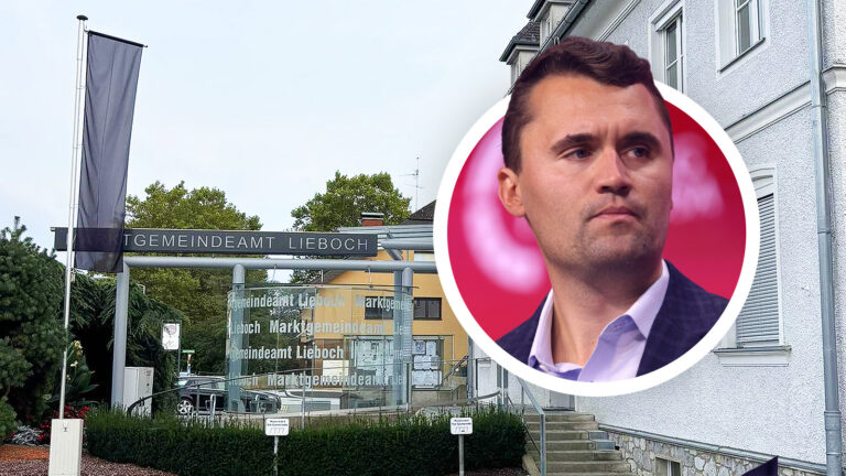 Das Bild zeigt die schwarze Fahne vor dem Gemeindeamt in Lieboch, daneben ist Charlie Kirk in einem Kreis.