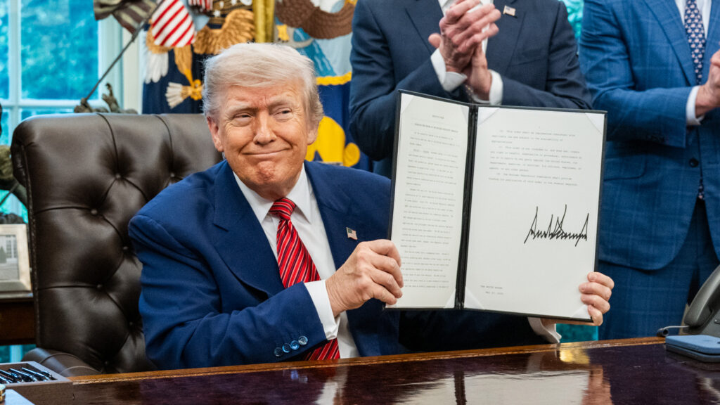 Trump hält neues Gesetz zufrieden hoch