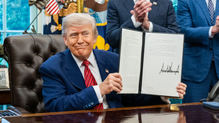 Trump hält neues Gesetz zufrieden hoch