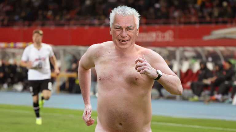 Das Bild zeigt Toni Polster als nackten Flitzer auf dem Spielfeld.